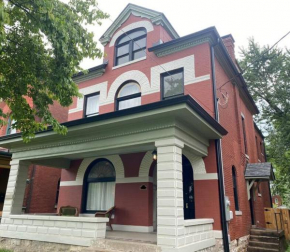 DERBY LUXE 3-story Historic 6 min from Churchill